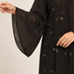 Abaya noire — détail des finitions de la manche