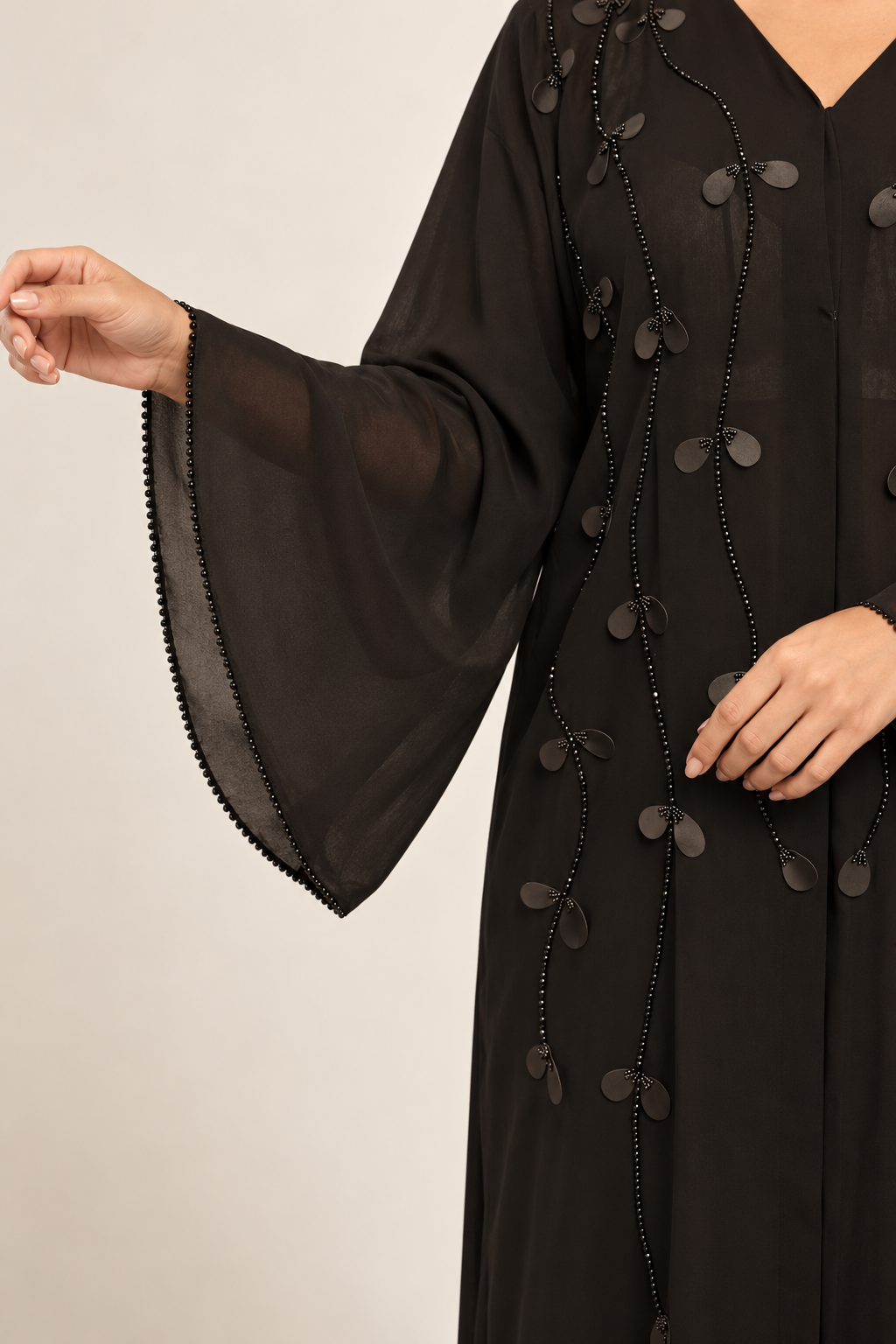 Abaya noire — détail des finitions de la manche