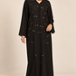 Abaya noire — présentation sur mannequin arabe