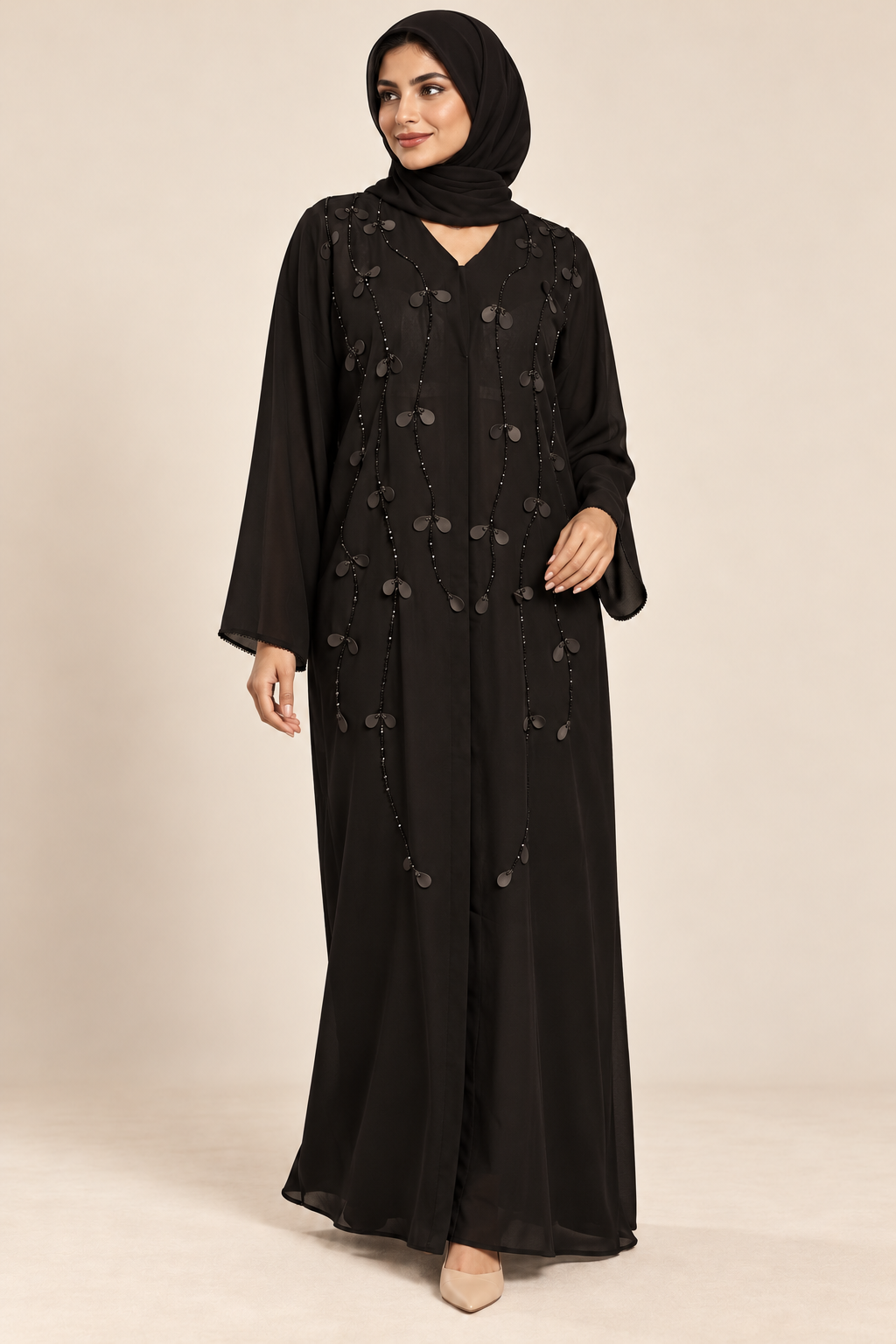 Abaya noire — présentation sur mannequin arabe