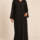 Abaya noire — présentation sur mannequin métisse