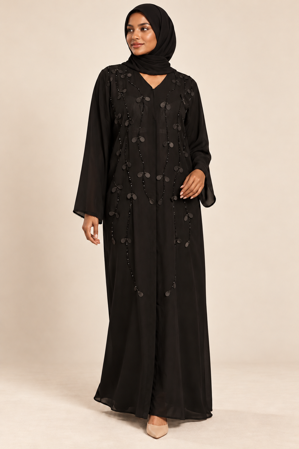 Abaya noire — présentation sur mannequin métisse