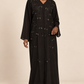 Abaya noire — présentation sur mannequin noire