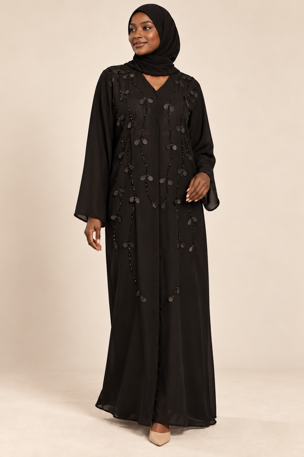 Abaya noire — présentation sur mannequin noire