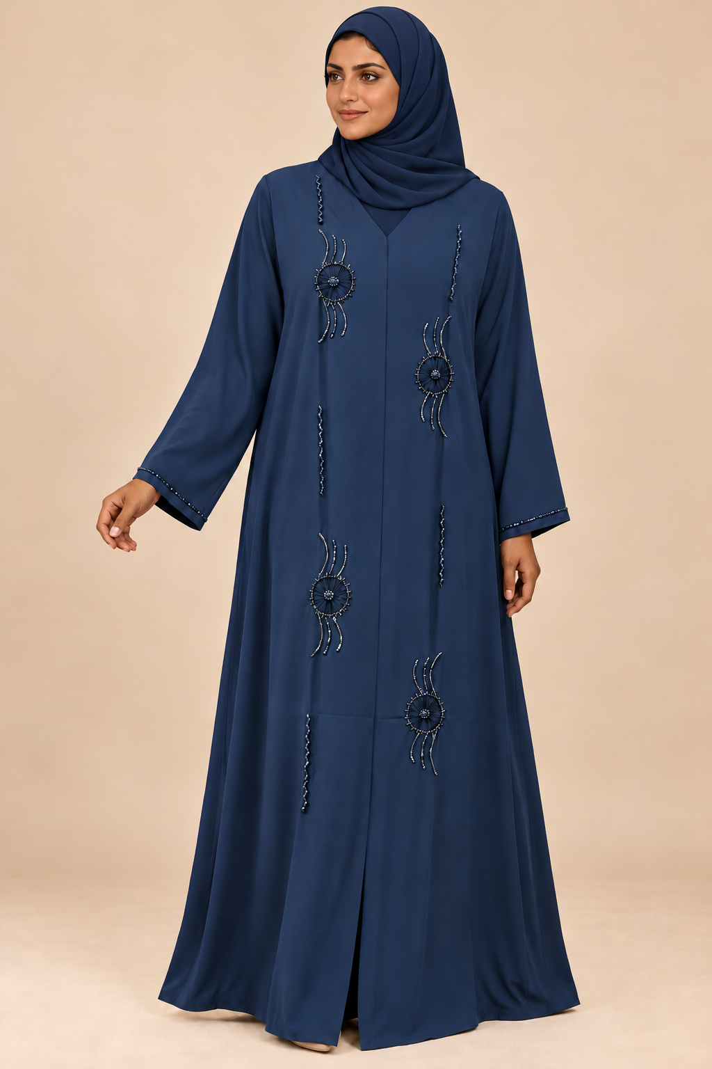 Abaya Ondes bleue portée par une mannequin arabe au teint hâlé, voile couvrant la poitrine