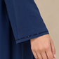Détail de la manche bleue et de sa bordure de perles