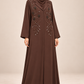 Abaya Rameaux chocolat portée de trois quarts, coupe longue et manches à bordure perlée