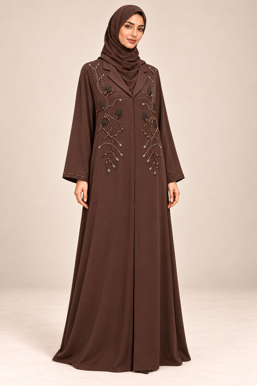 Abaya Rameaux chocolat portée de trois quarts, coupe longue et manches à bordure perlée