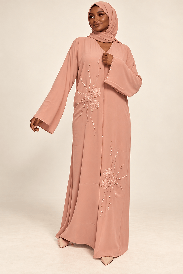 Abaya Floraison — Rose poudré — animation haute définition des manches et broderies