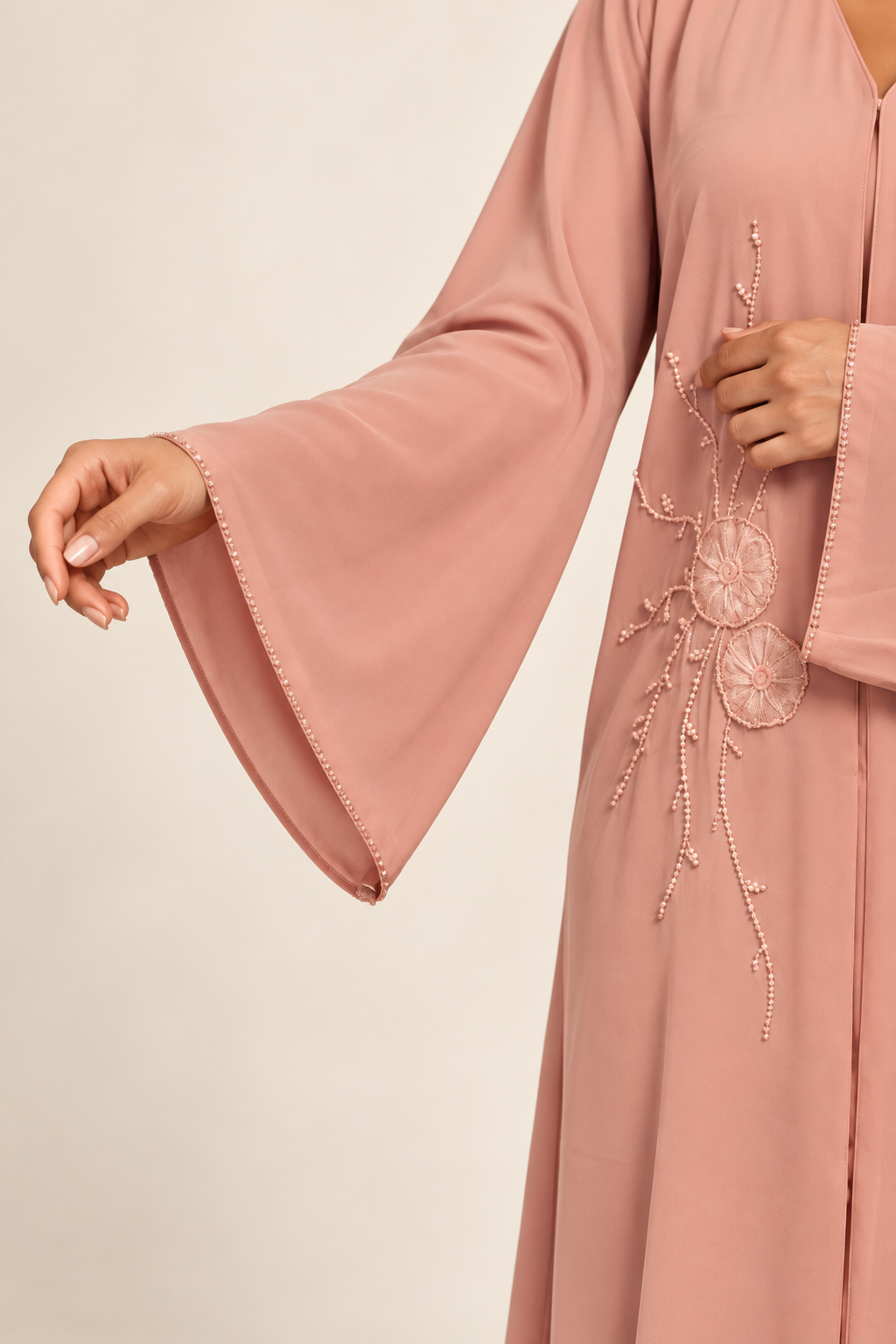 Abaya rose — détail des finitions de la manche