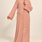 Abaya rose — présentation sur mannequin arabe