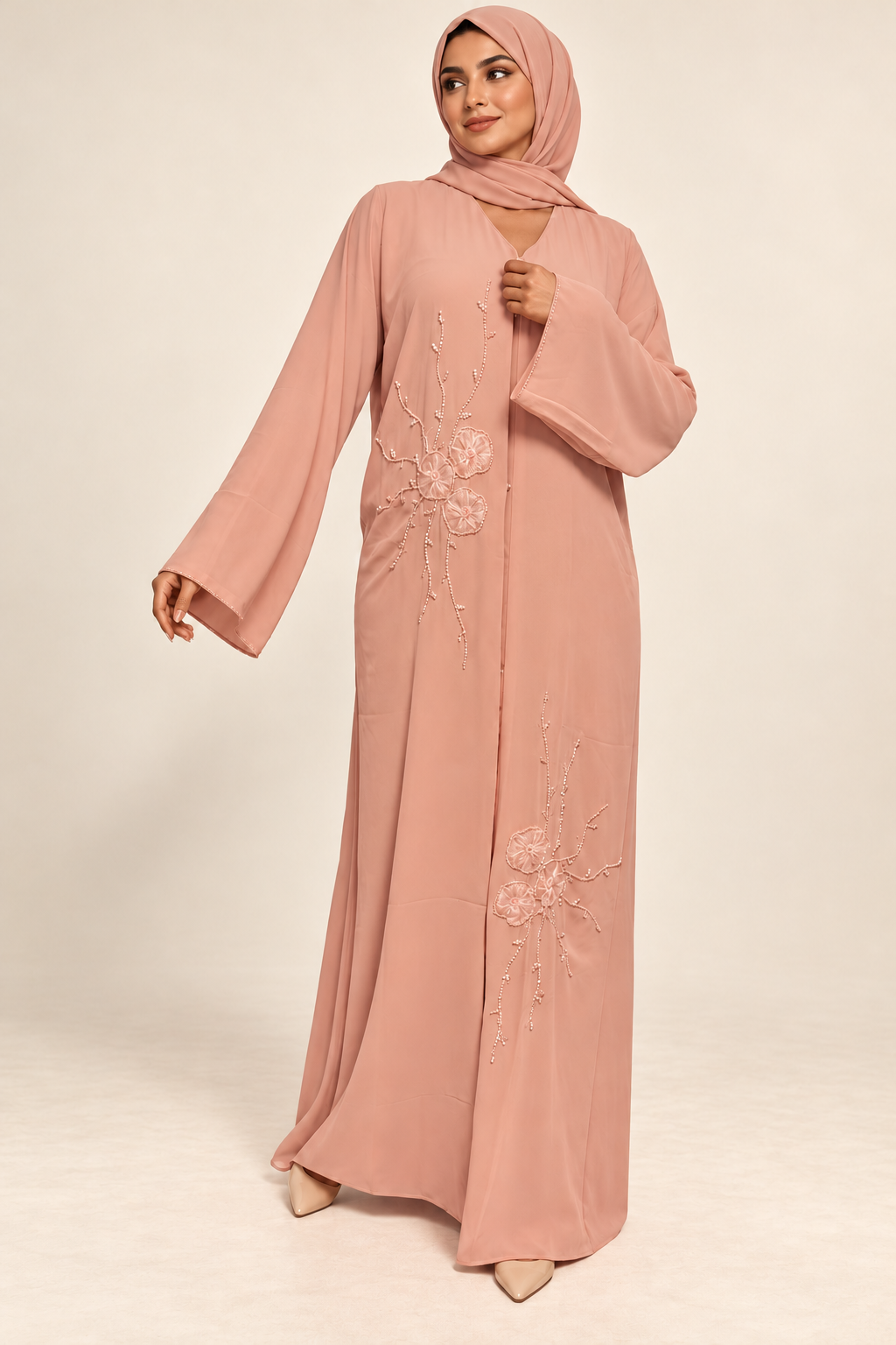 Abaya rose — présentation sur mannequin arabe