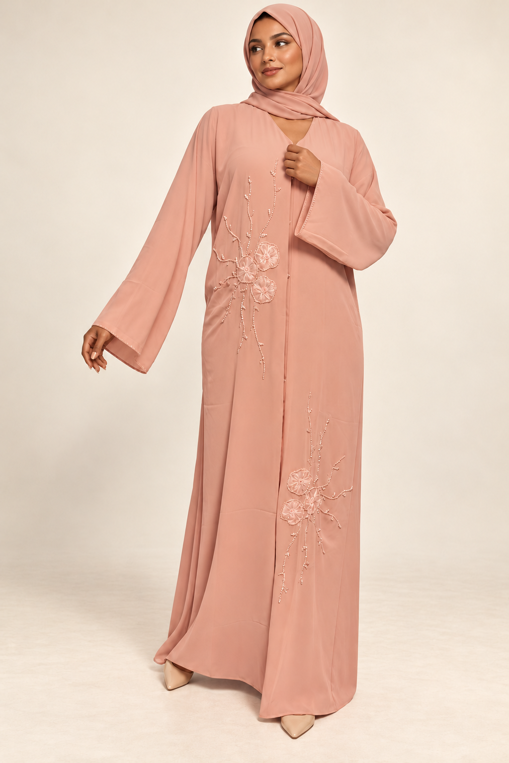 Abaya rose — présentation sur mannequin métisse