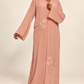 Abaya rose — présentation sur mannequin noire