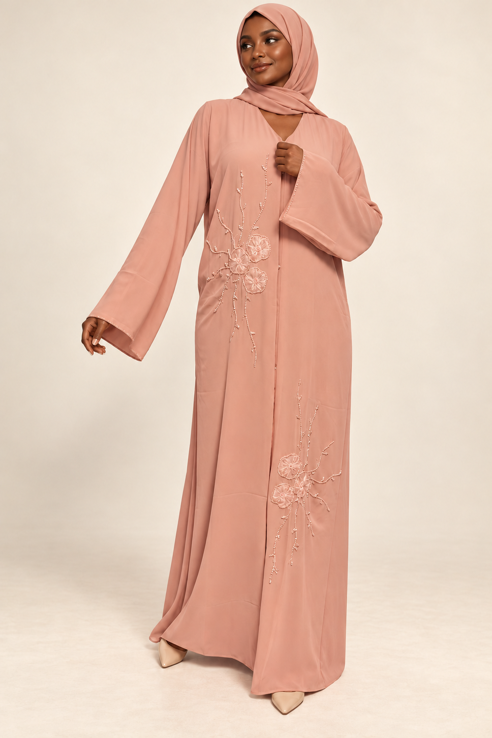 Abaya rose — présentation sur mannequin noire