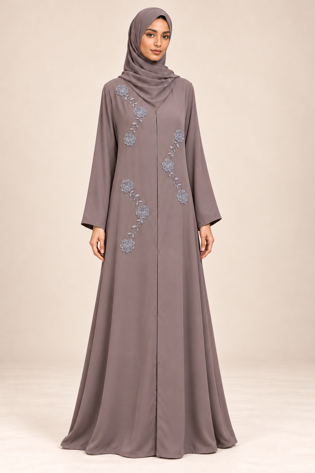 Abaya Roseraie taupe portée par une mannequin métisse arabe à la silhouette élancée, voile couvrant la poitrine