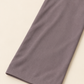 Détail de la manche unie taupe et de son ourlet surpiqué