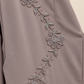 Gros plan des fleurs et feuilles perlées aux reflets argentés de l’abaya Roseraie taupe