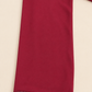 Détail de la manche bordeaux, bordure perlée et finition du poignet