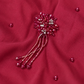 Détail du motif floral perlé bordeaux et de ses fines franges