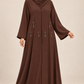 Abaya Soleil chocolat portée par une mannequin métisse arabe, voile couvrant la poitrine