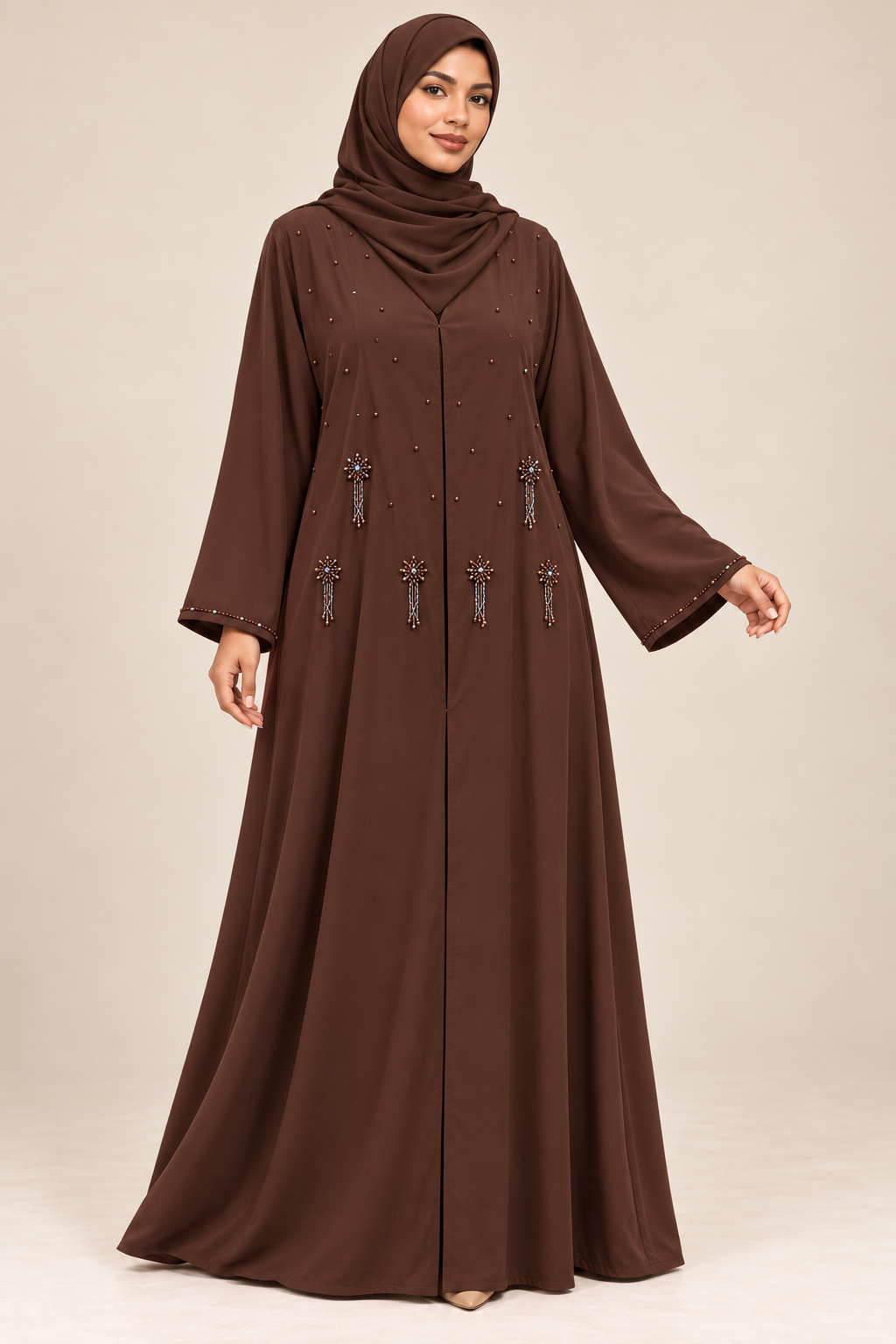 Abaya Soleil chocolat portée par une mannequin métisse arabe, voile couvrant la poitrine