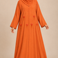 Abaya Soleil orange portée par une mannequin métisse arabe, voile couvrant la poitrine