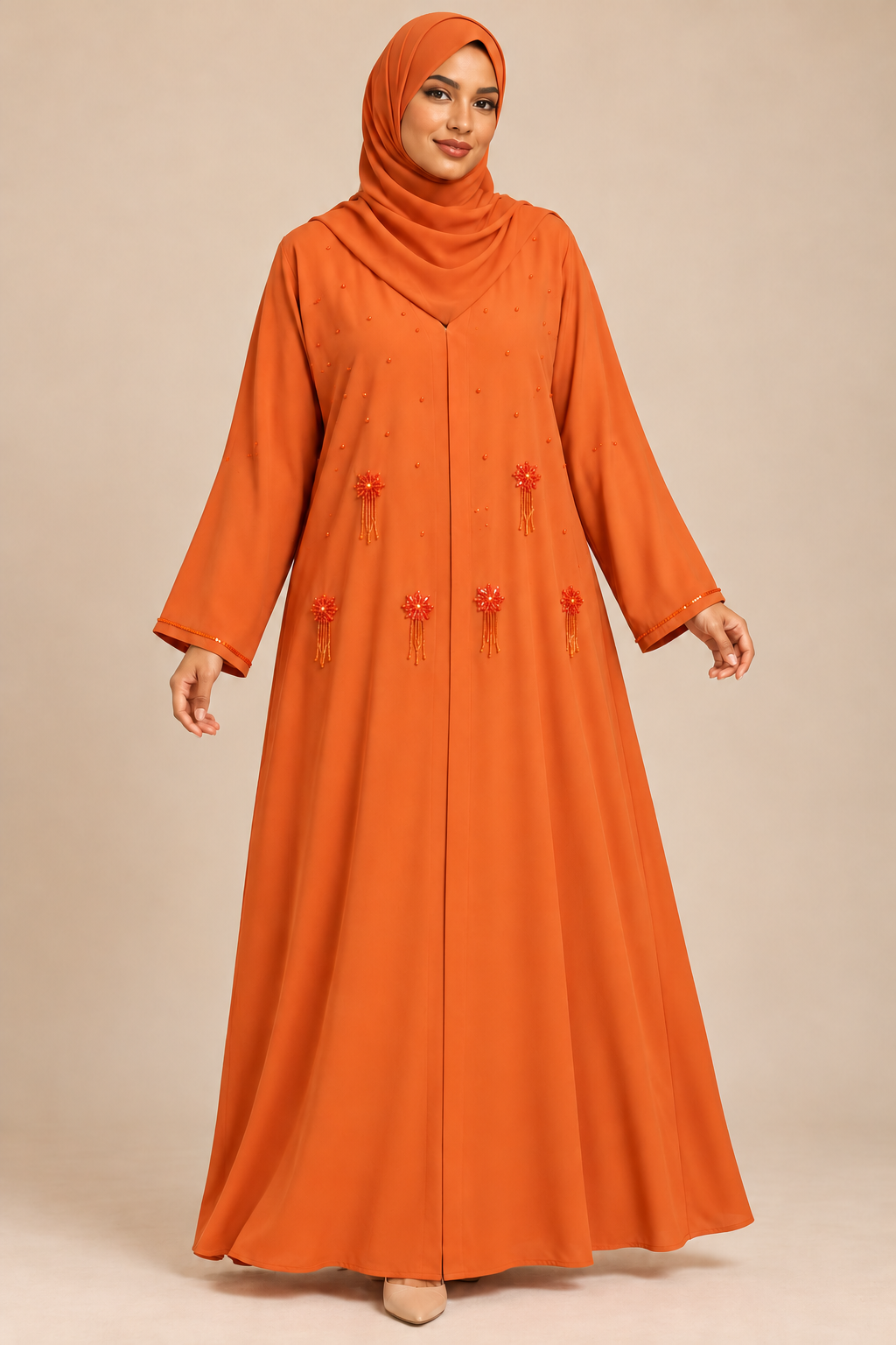 Abaya Soleil orange portée par une mannequin métisse arabe, voile couvrant la poitrine