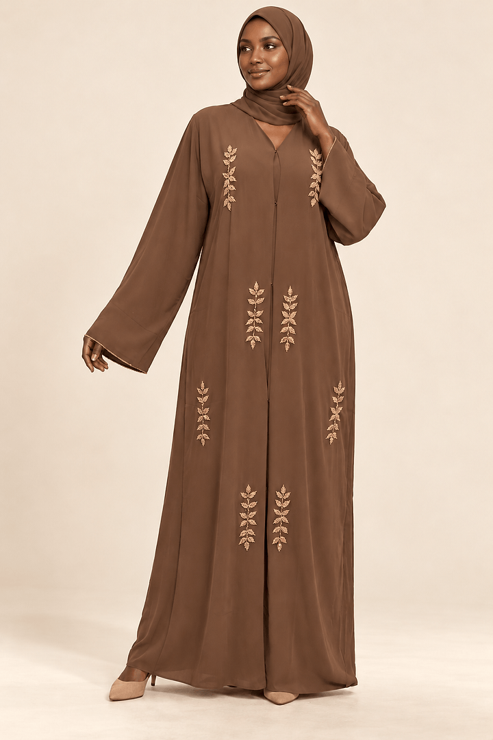 Abaya Feuillage — Taupe — animation haute définition des manches et broderies