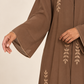Abaya taupe — détail des finitions de la manche