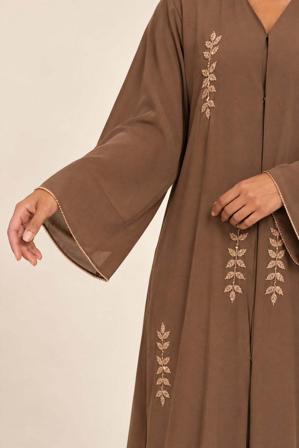 Abaya taupe — détail des finitions de la manche