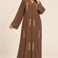 Abaya taupe — présentation sur mannequin arabe