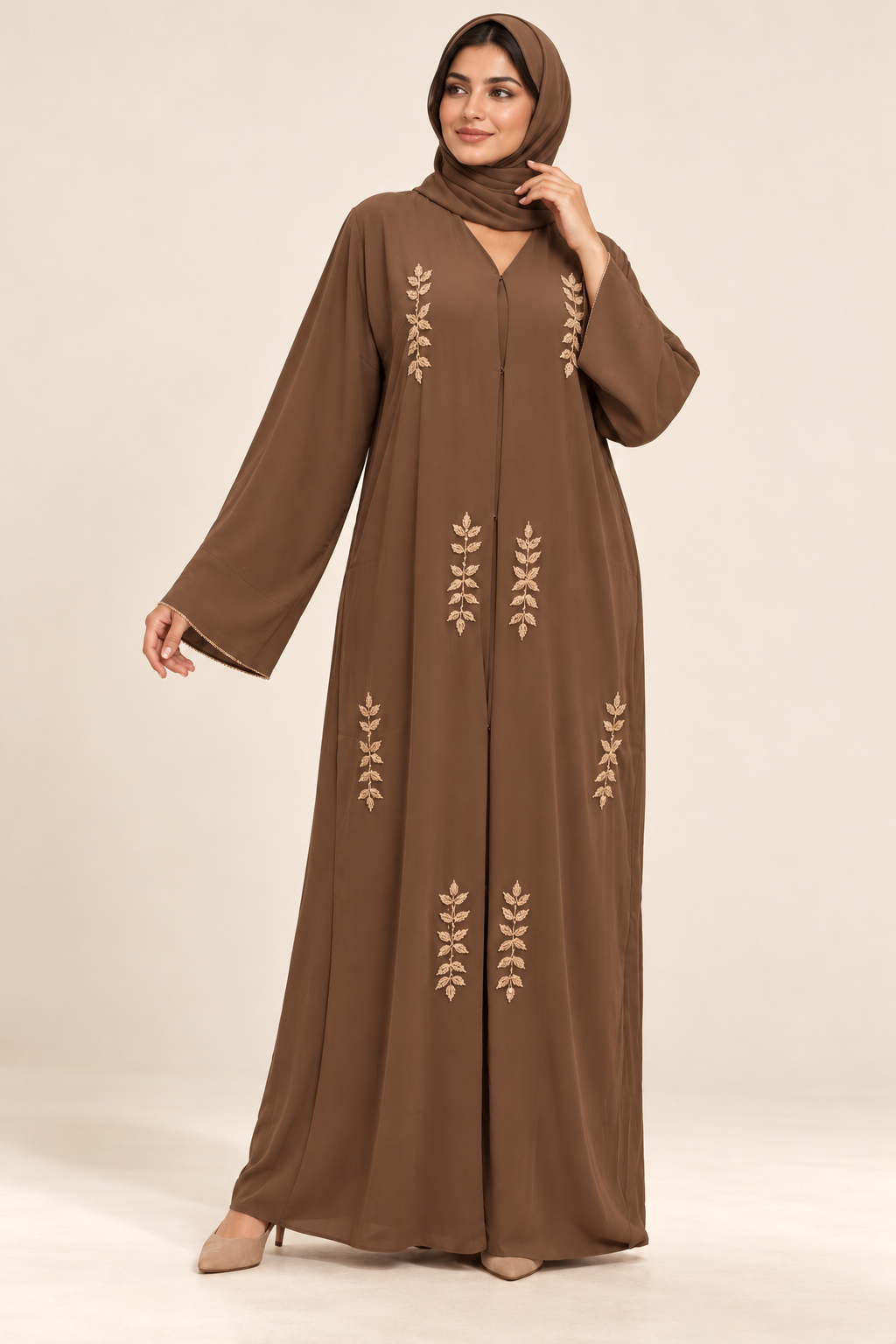 Abaya taupe — présentation sur mannequin arabe