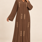 Abaya taupe — présentation sur mannequin métisse