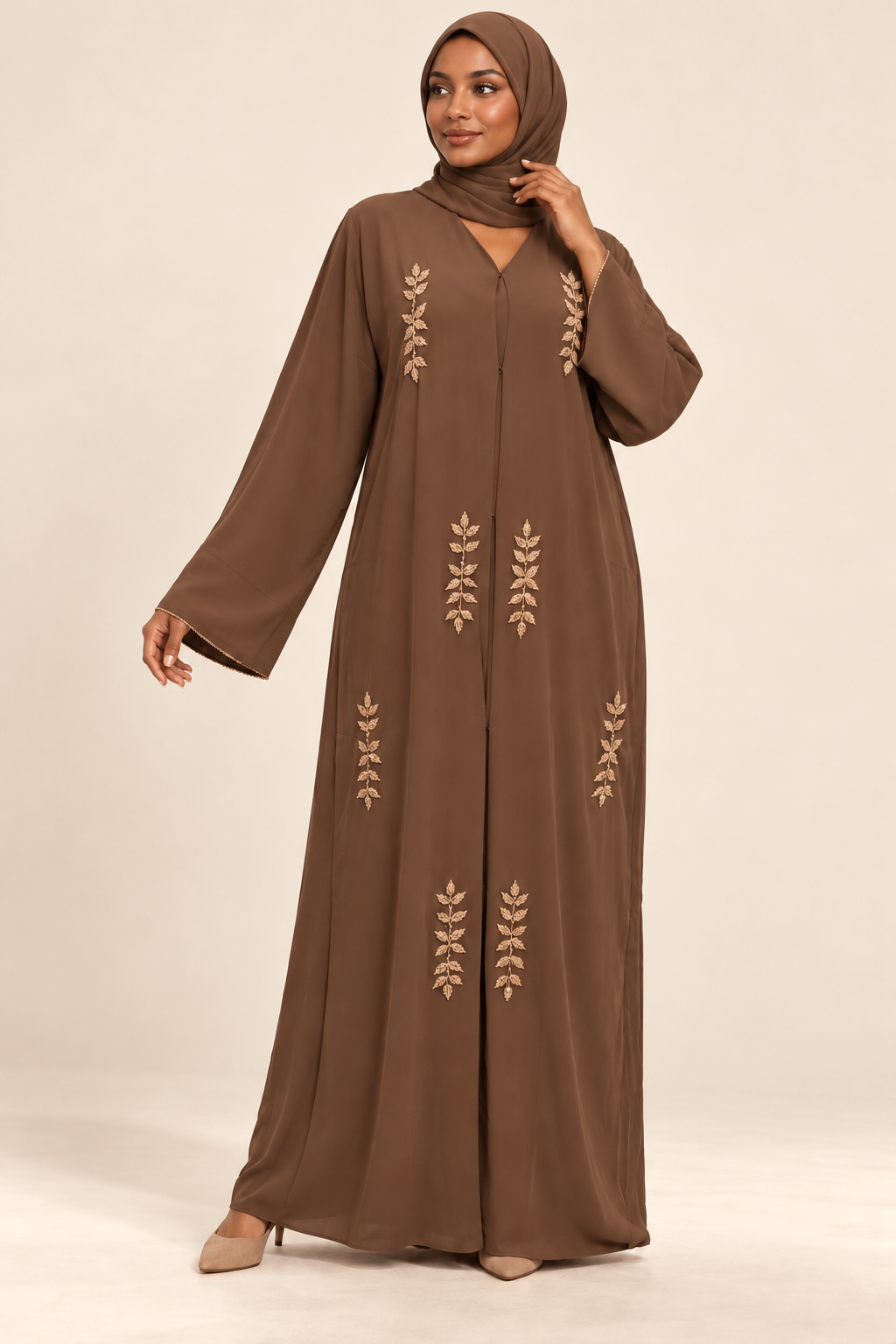 Abaya taupe — présentation sur mannequin métisse