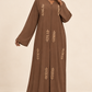 Abaya taupe — présentation sur mannequin noire