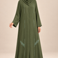 Abaya Volutes vert olive portée de trois quarts, coupe ample et manches longues